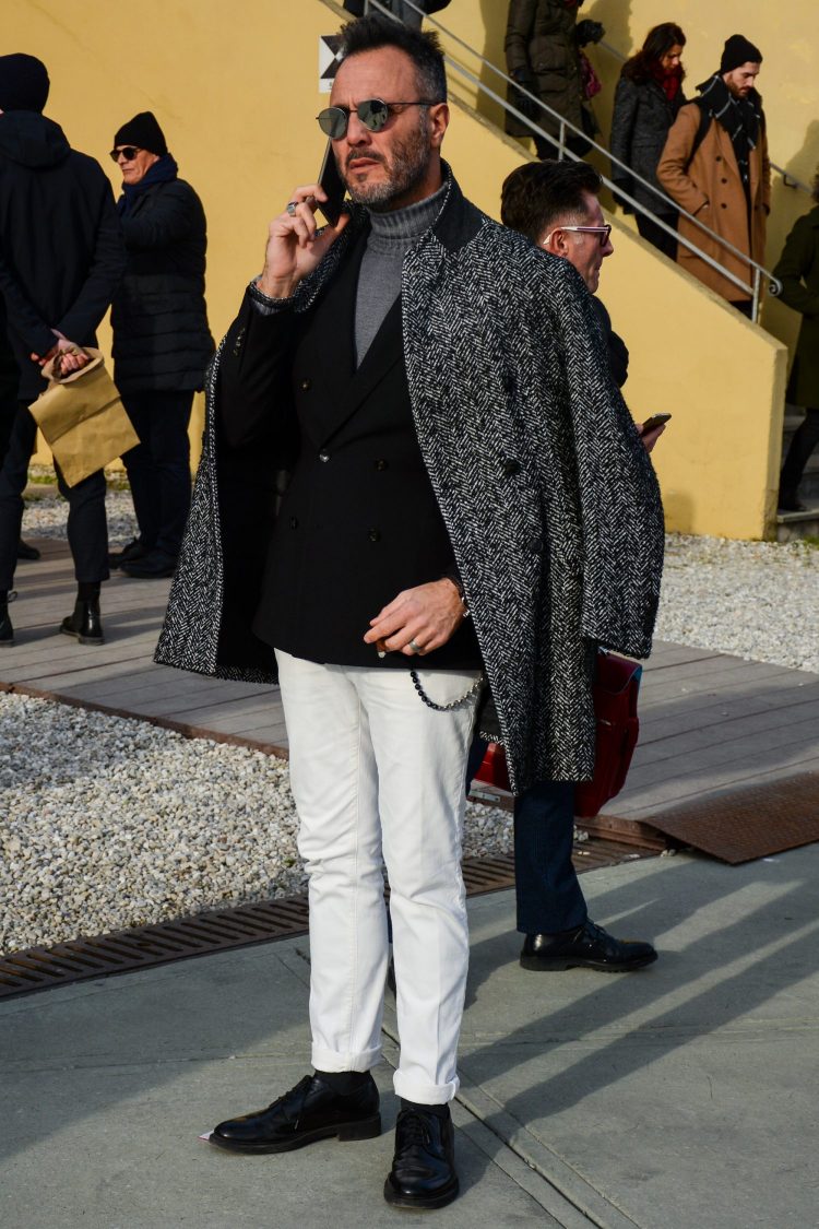 Turtleneck knit neck design to accentuate a monotone coordinate