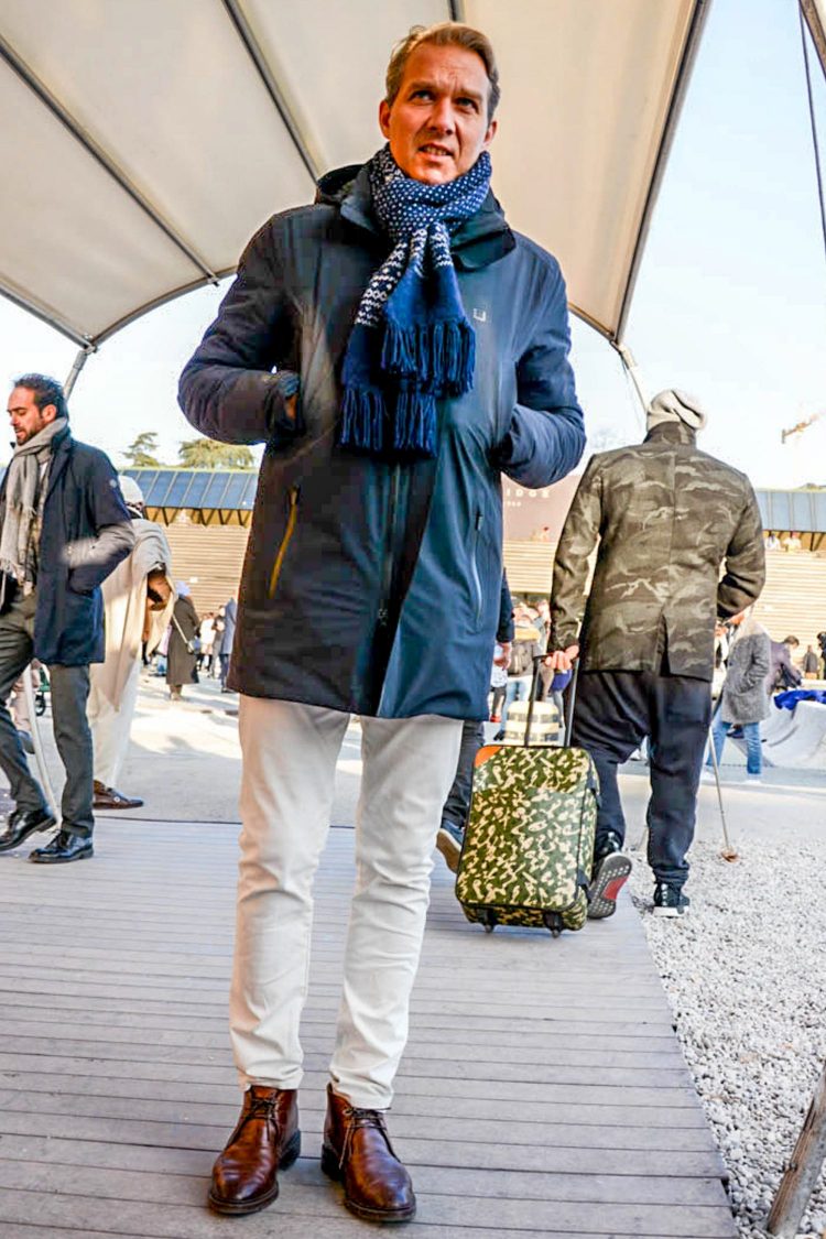 White pants coordination highlights the texture of the chukka boots