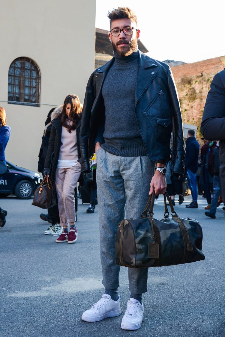 Turtleneck knit coordinate with a monotone gradation that tones up from top to bottom