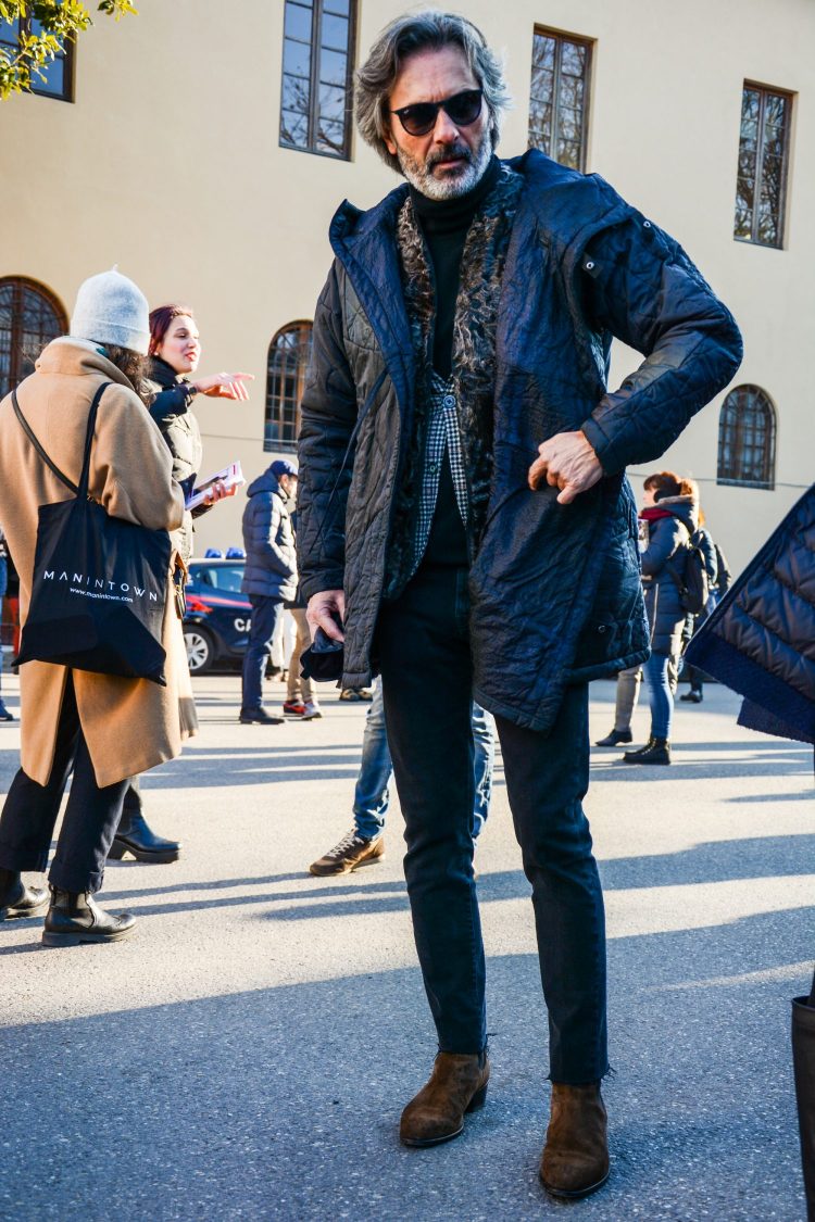 Ankle-length cut-off black denim with a sleek look on the feet