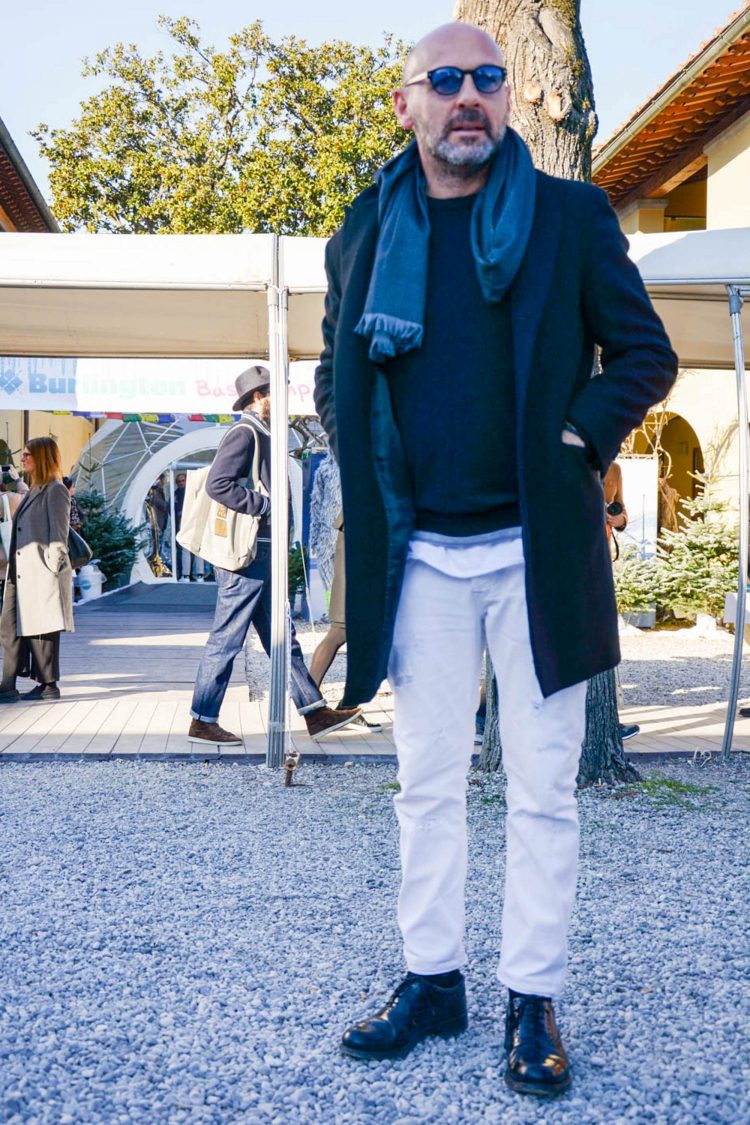 White Damaged Jeans Add a Sleek and Stylish Look to Your Coordinate