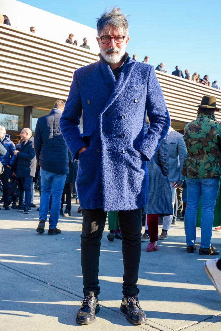 Tight black denim and a voluminous coat with a raised feel give this outfit a crisp look.