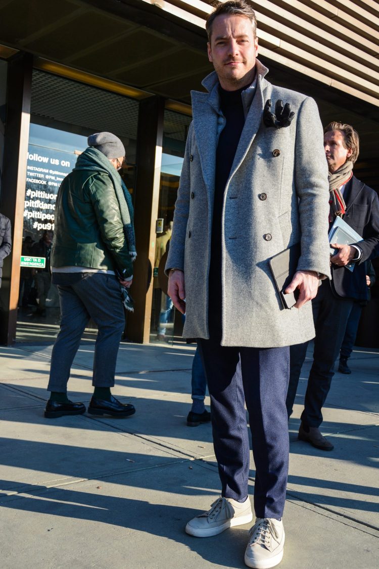 Coordinates with the standard men's fashion colors of gray and navy for a high level of sophistication