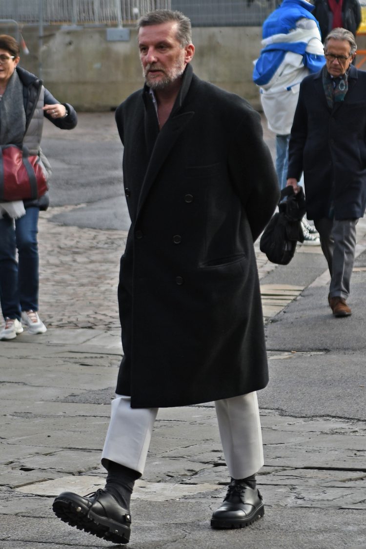 Long Coat×White Pants
