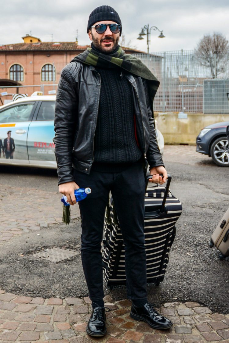 A single rider's jacket and a khaki scarf together make a trend-conscious man's winter coordinate.