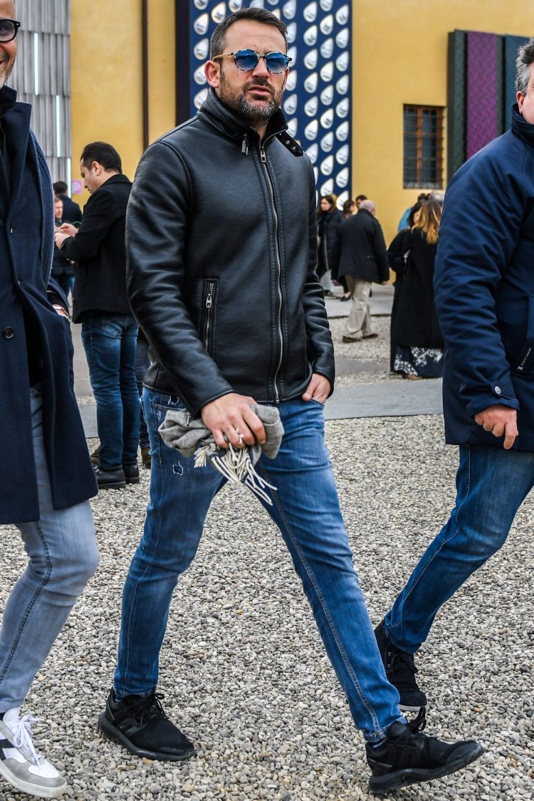 Royal coordination of single riders jacket and jeans