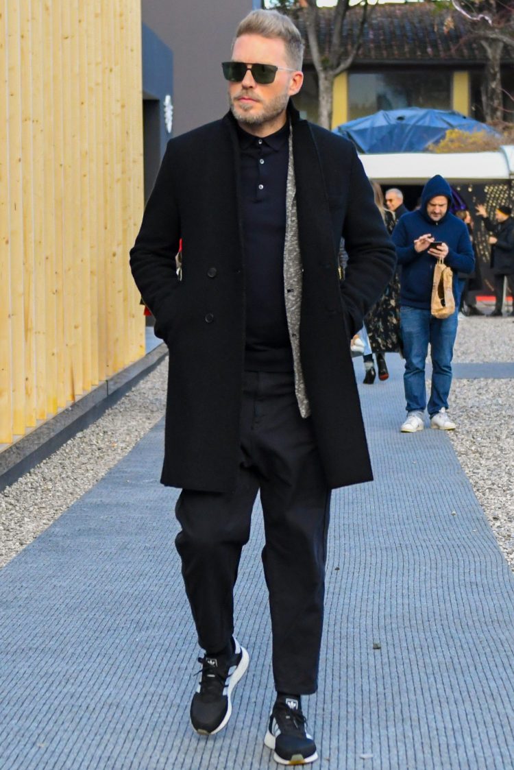 Adidas sneakers coordinate ""Iniki Runner" and polo shirt give a sporty touch to the jacket style.