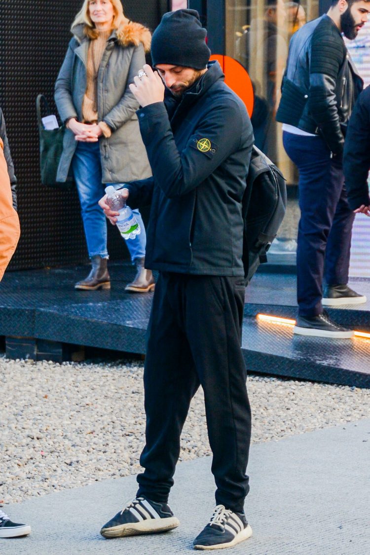 Knit cap x Sweat pants x Black sneakers