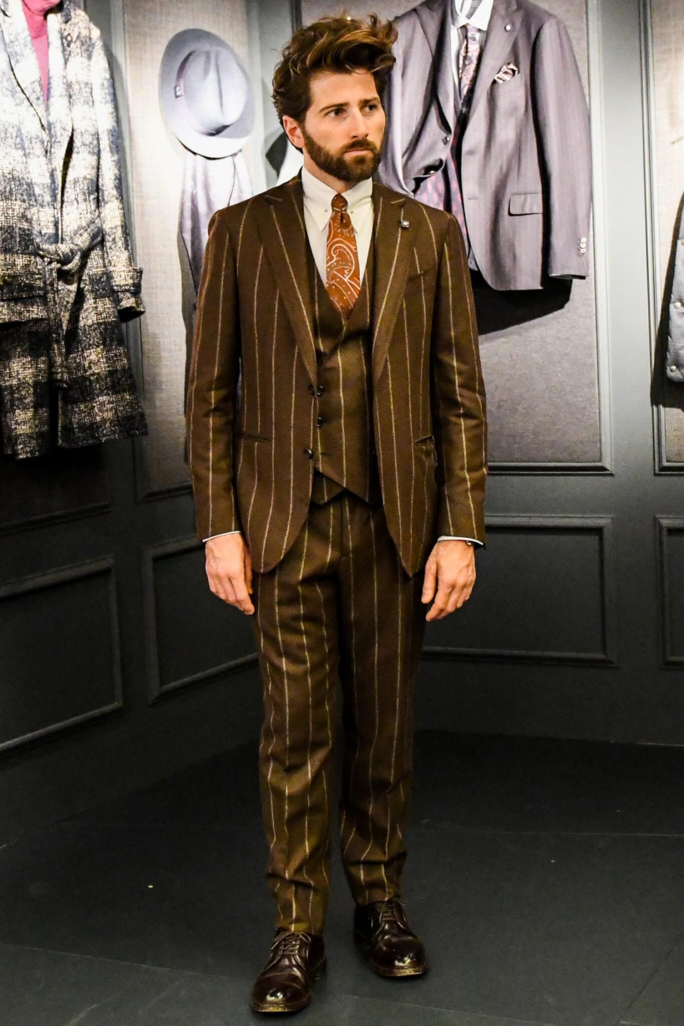カラーピンでネクタイに立体感をプラス こなれたvゾーンを構築する有効な手段 メンズファッションメディア Otokomae 男前研究所