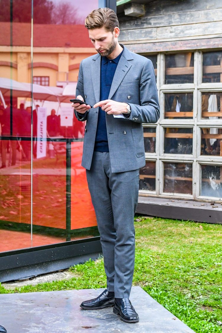 Grey suit style with casual down by incorporating polo shirts