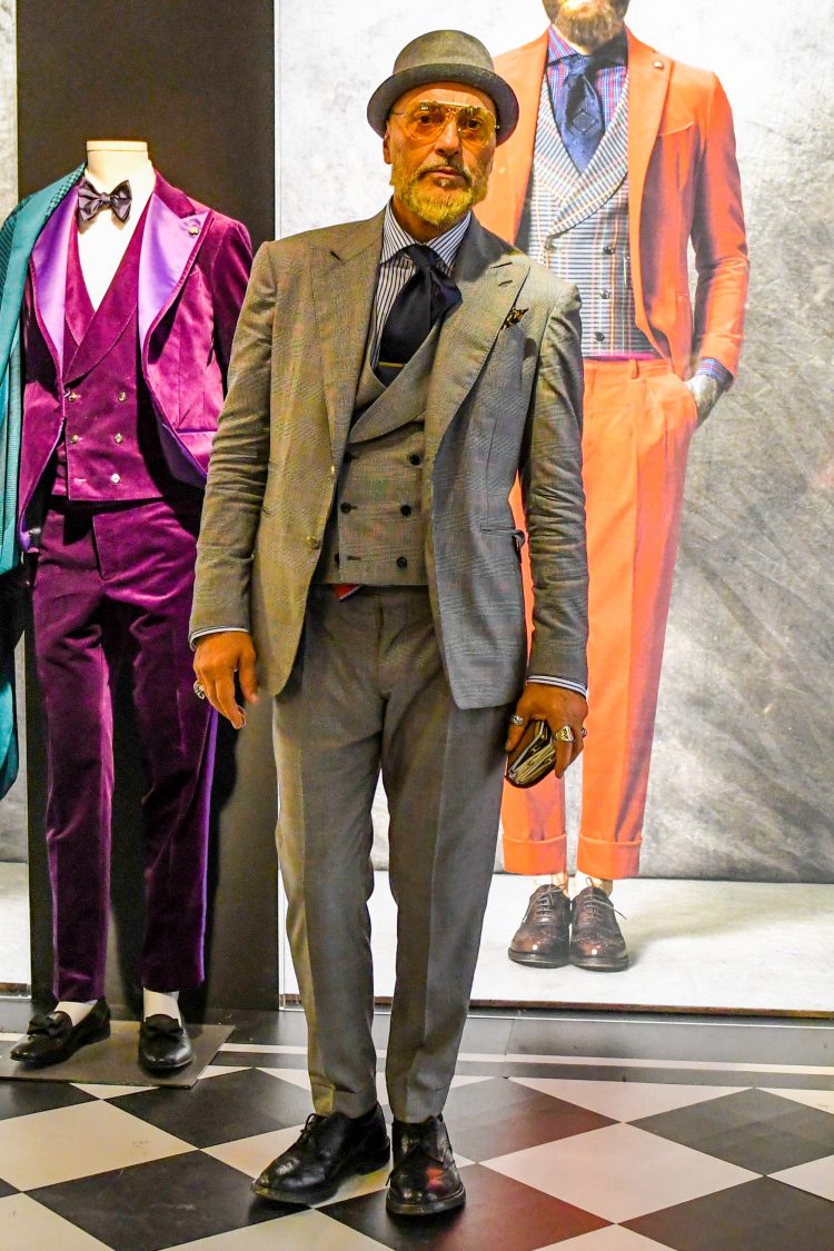 Classic gray suit style with a strong V-zone with an arranged tie and striped shirt