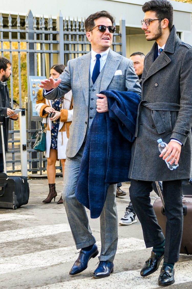 Basic gray suit style with colored pins for a cozy look