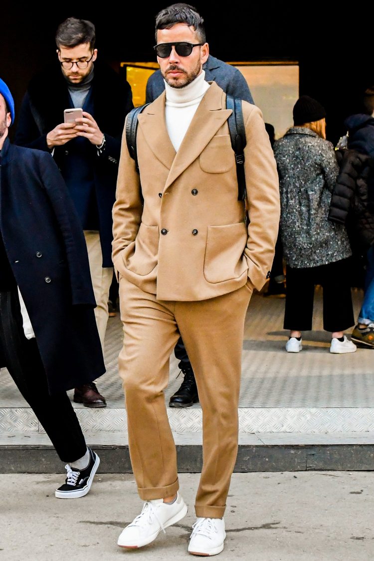 Beige suit and sneakers for a mature and sexy look