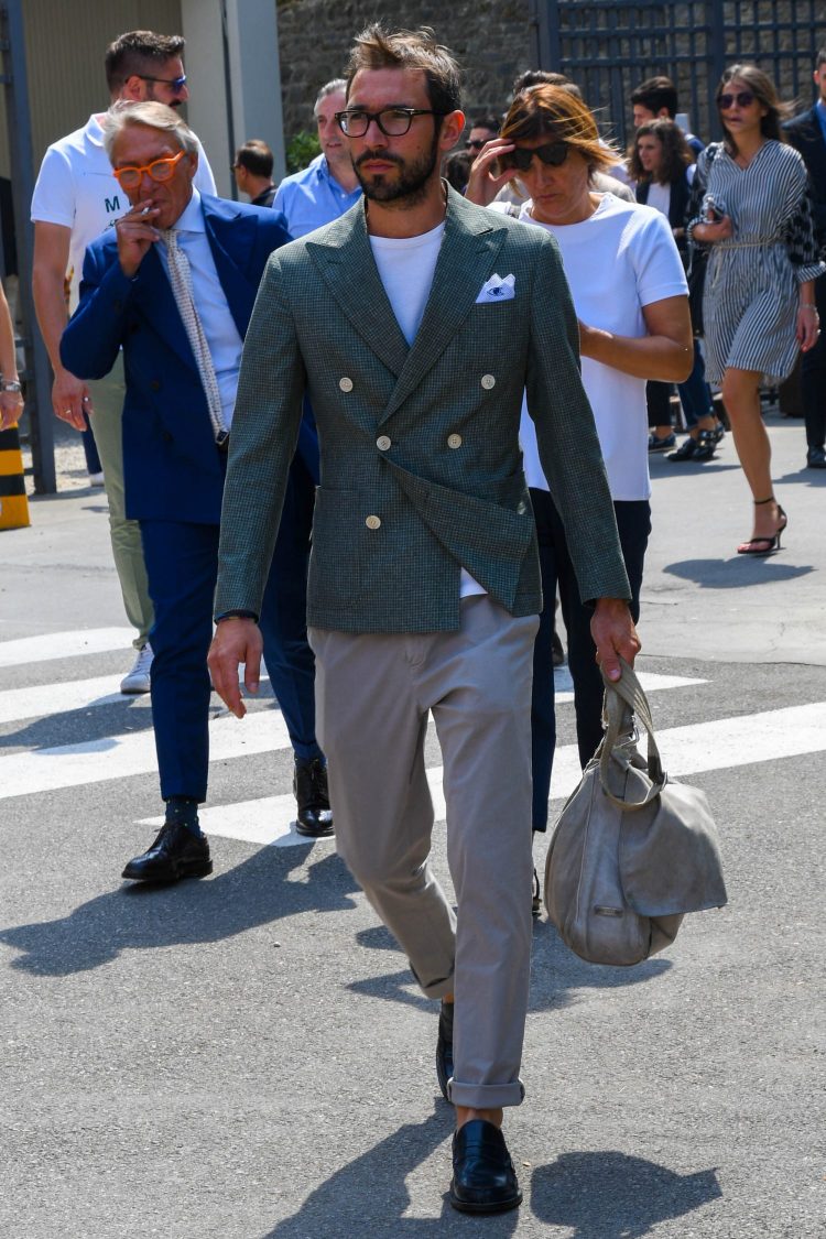 Green double jacket expresses a modern cord with a green jacket
