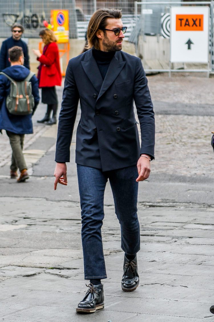 Double jacket with jeans and cordovan shoes to enhance the martial atmosphere