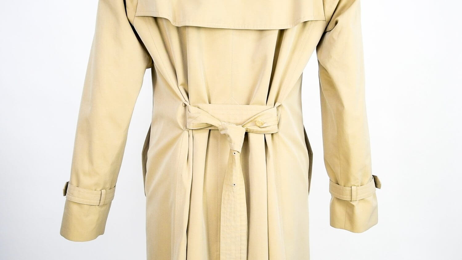 今スグ取り入れられる トレンチコートの着こなしで差が出る ベルトの結び方 メンズファッションメディア Otokomae