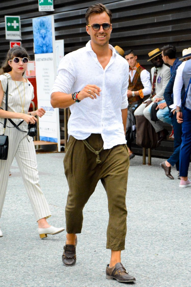 Khaki pants with distinctive details to accentuate your outfit