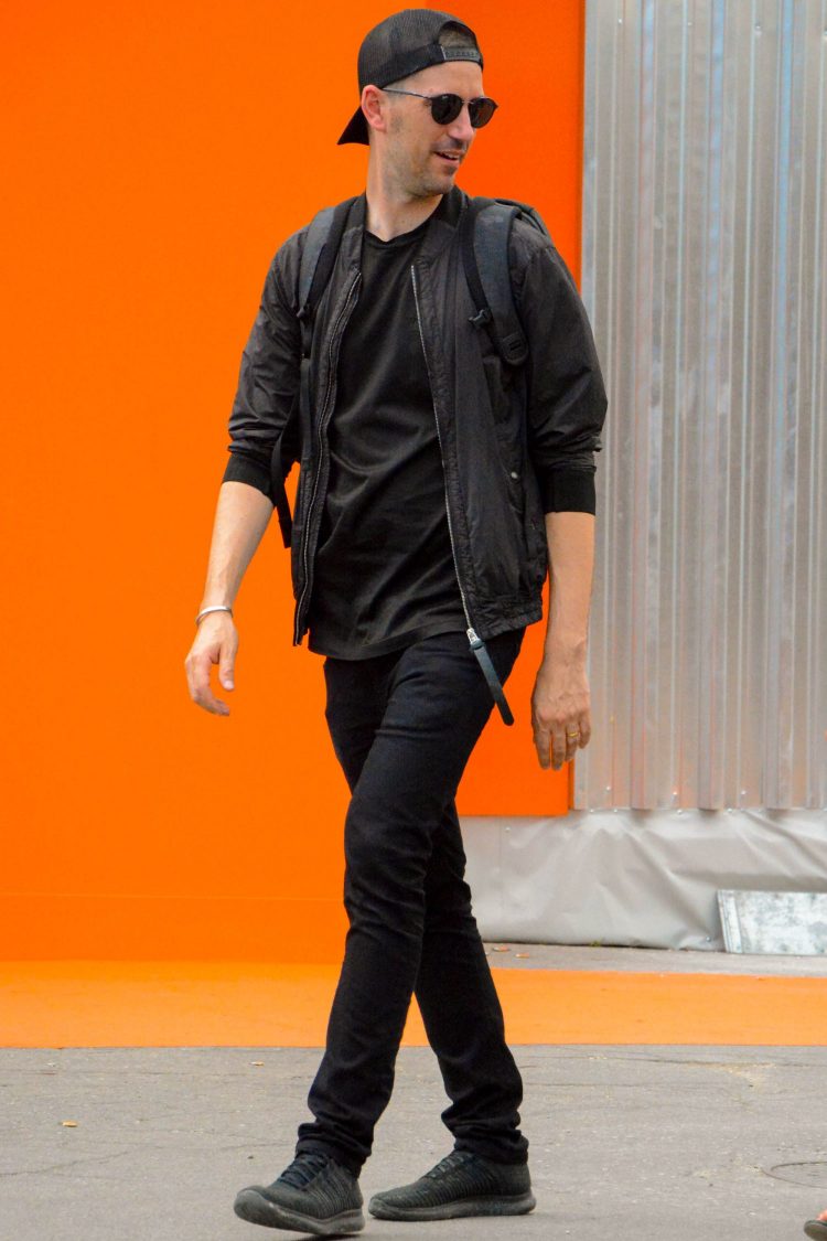 Coordinates with black denim that expresses a three-dimensional effect on the feet by creating a cushion.