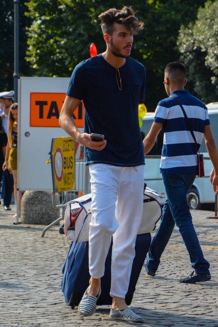 Espadrilles and ankle-length white pants are 100 points of freshness
