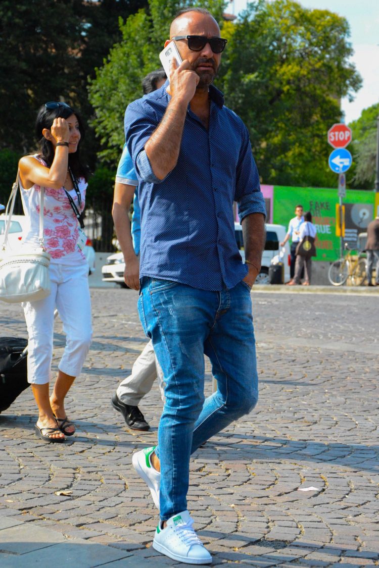 Blue shirt coordinate with just the right size items for a smart look