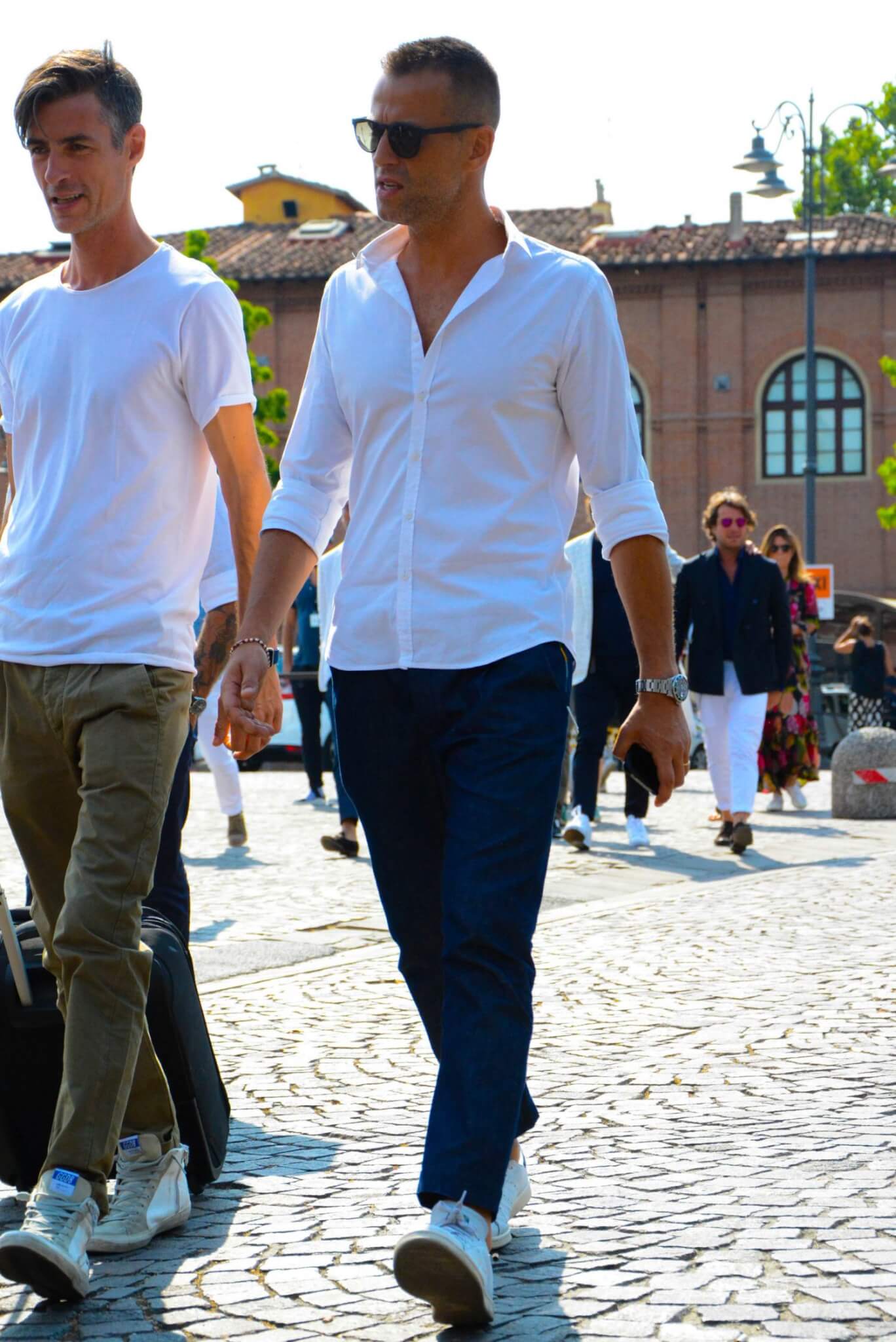 白シャツ コーデ メンズ特集 ベーシックアイテムを洒脱に着こなした注目のスナップ おすすめアイテムを紹介 メンズファッションメディア Apgs Nswapgs Nsw 男前研究所