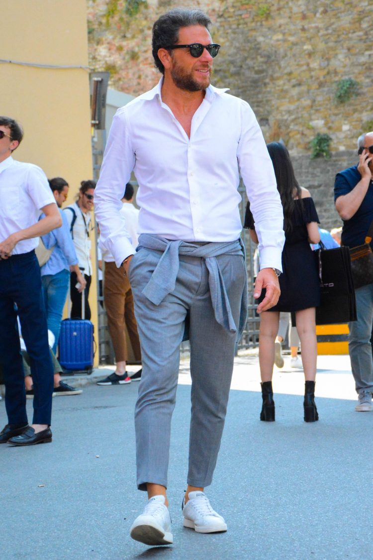 For a white shirt coordinate, add an accent by wrapping a knit around the waist.