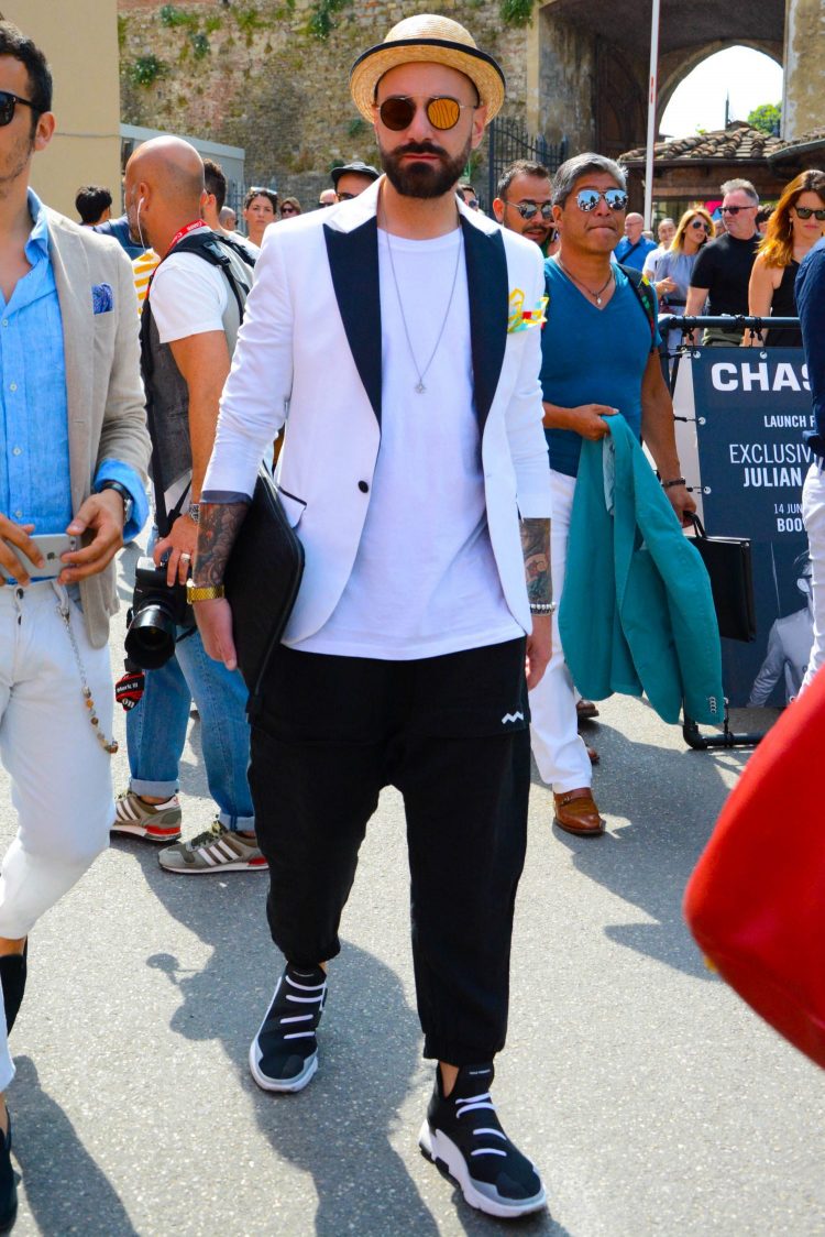 A monotone finish gives the white jacket style a mode atmosphere.