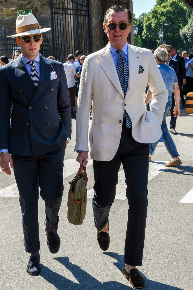 Refreshing coordinate with white jacket and navy pants