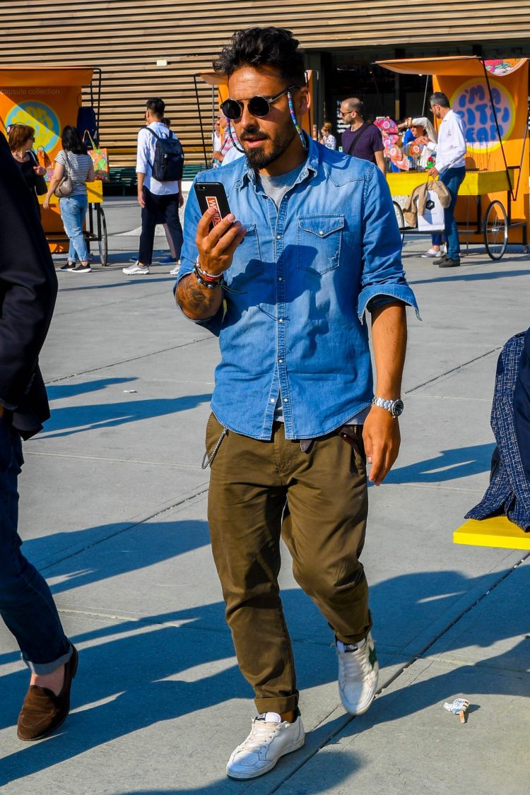 Denim shirt and khaki pants create a martial appearance typical of men's coordination.