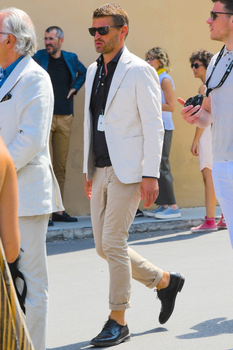 White jacket and beige pants for a classy look