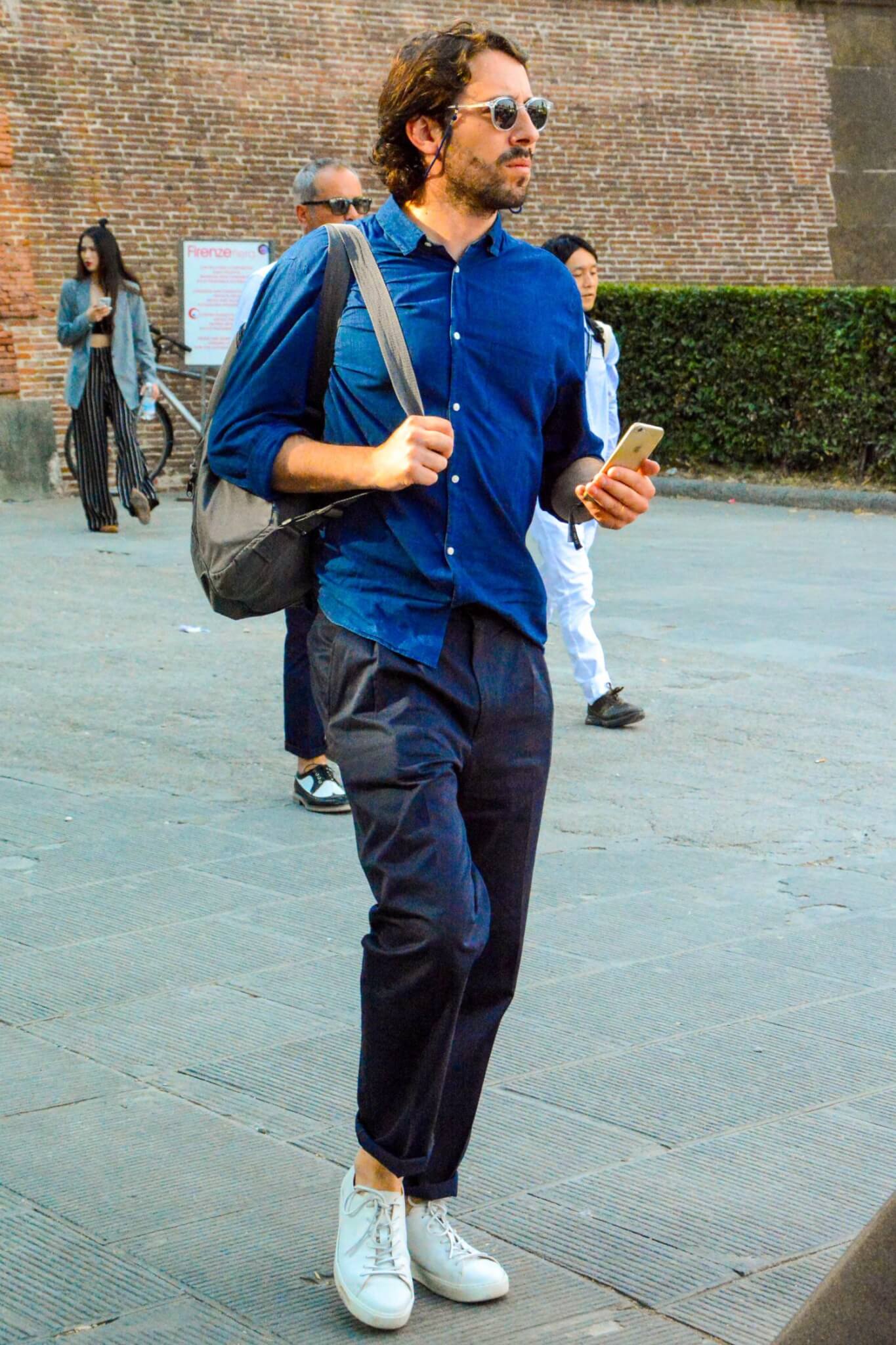 青シャツ メンズコーデ特集 精悍かつ爽やかにまとめた注目の着こなし アイテムを紹介 メンズファッションメディア Otokomae ページ 27 ページ 27