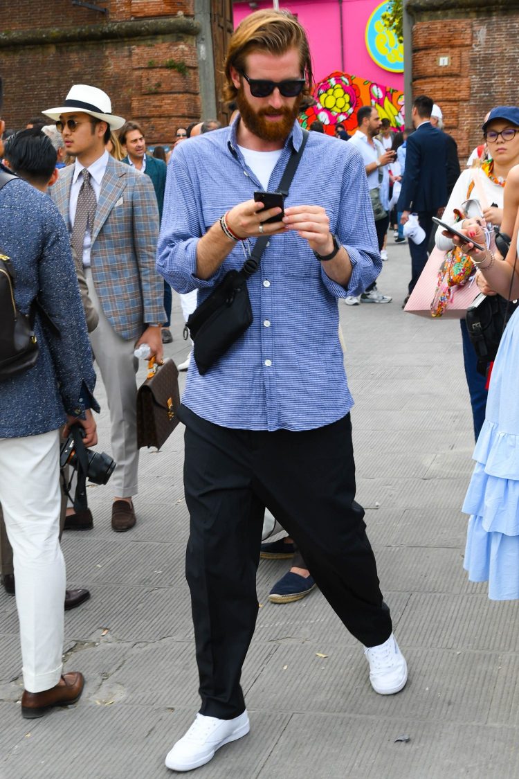ゆとりのあるシルエットを表現した青シャツコーデにサコッシュを取り入れて高感度な装いに