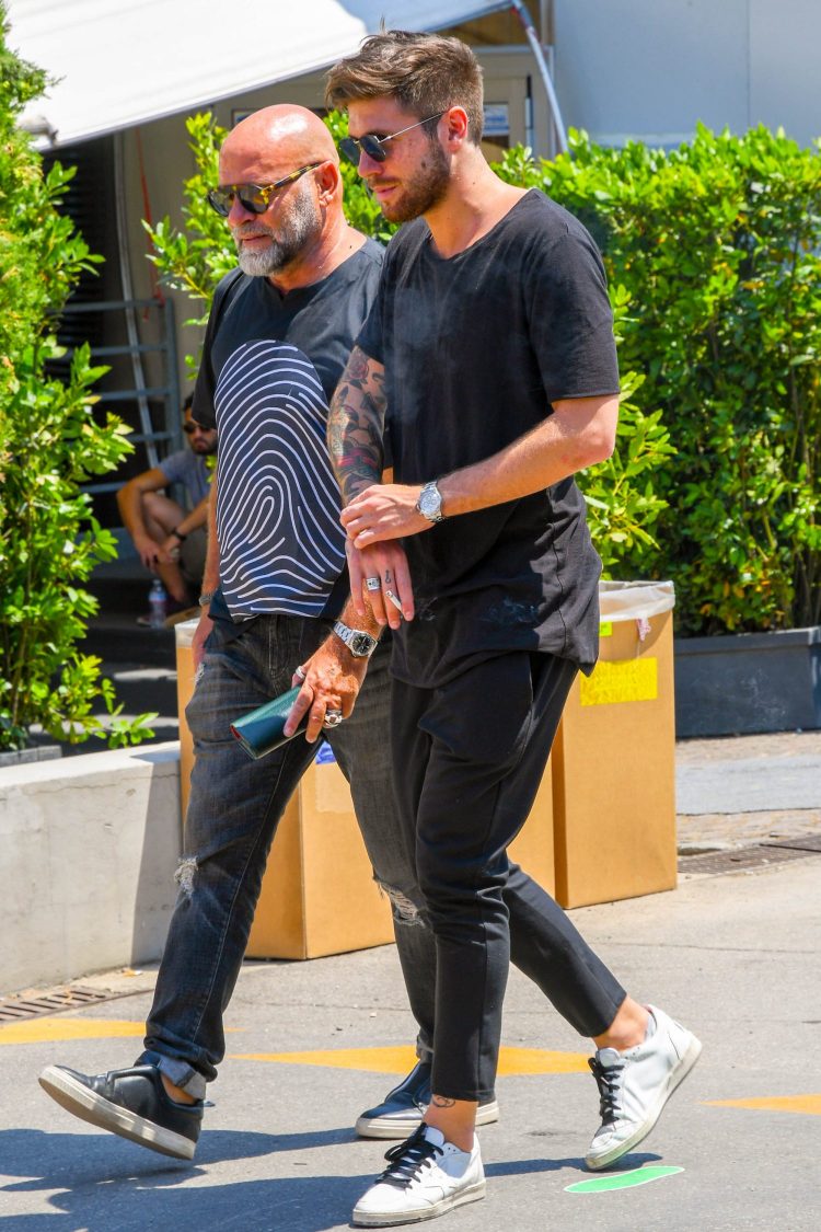 The black pants coordinate combining items of the same color is made crisp and clear by the looseness of the silhouette!