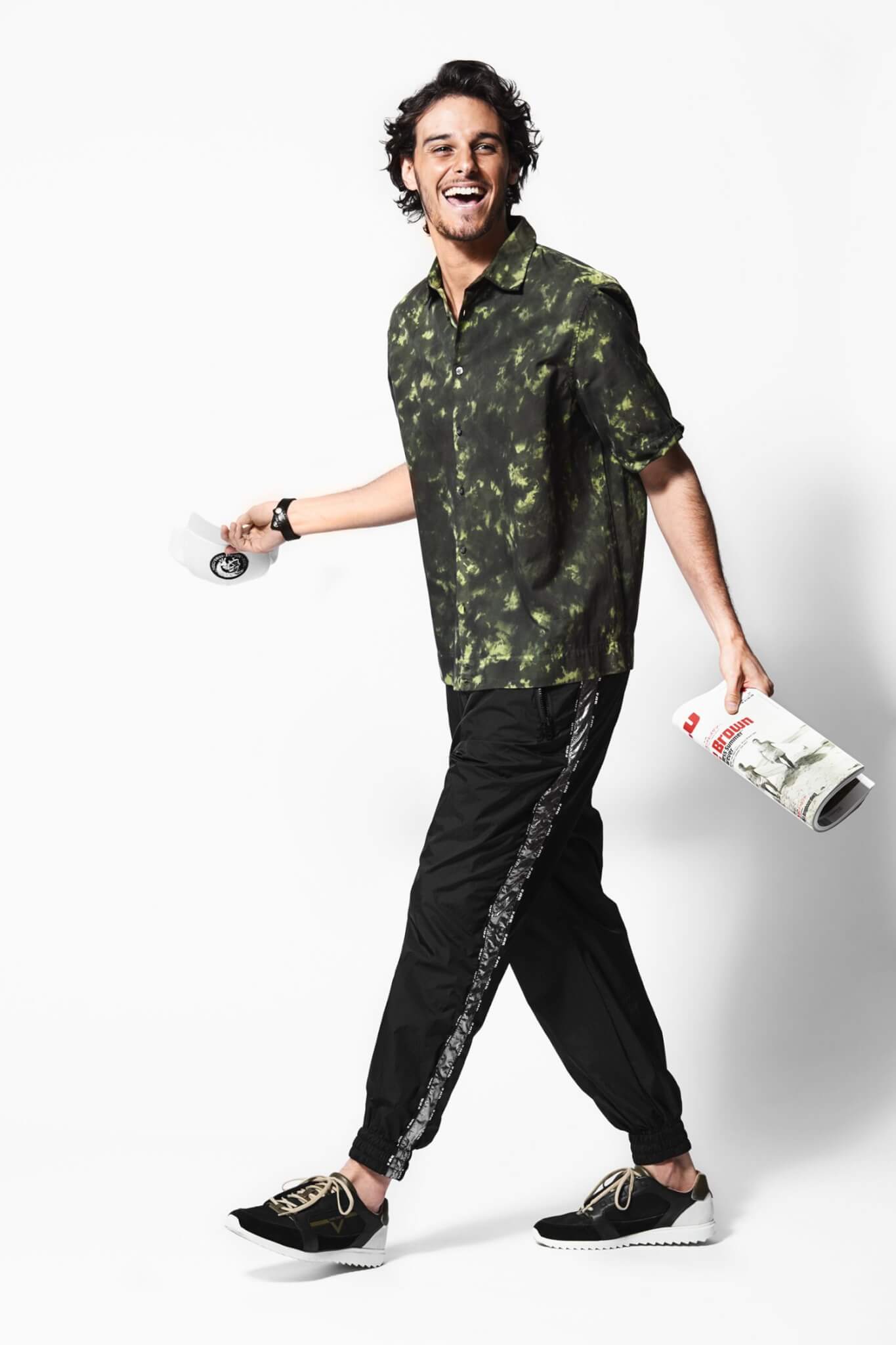 ５ ６月に重宝するシャツを粋に着こなす術とは メンズファッションメディア Otokomaeotokomae 男前研究所
