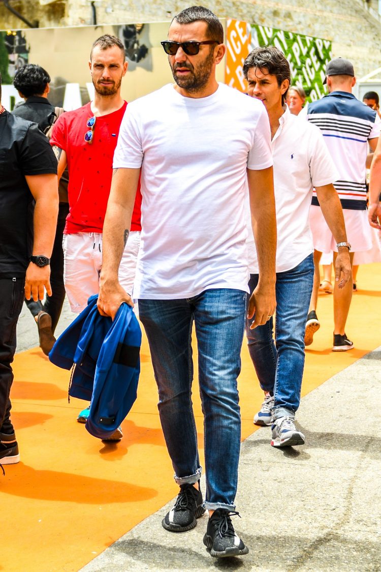 Petit damaged jeans with a cut hem that can give a rough look to a coordinate are perfect for mature men!