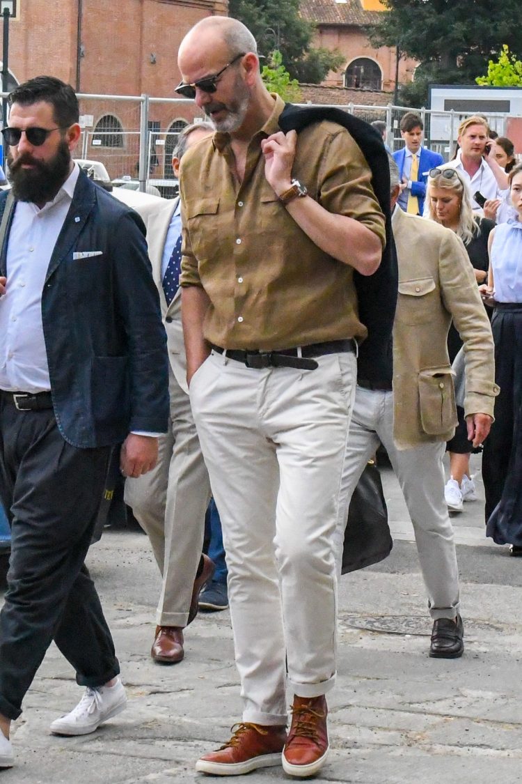 Coordinates with a khaki shirt with pockets on both chests to create a martial atmosphere
