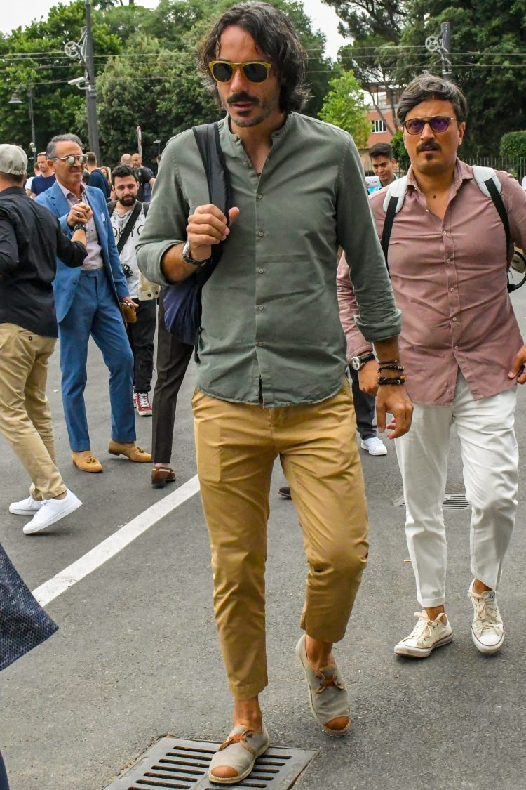 The choice of a band collar design adds a sense of sloppiness to the khaki shirt coordinate!