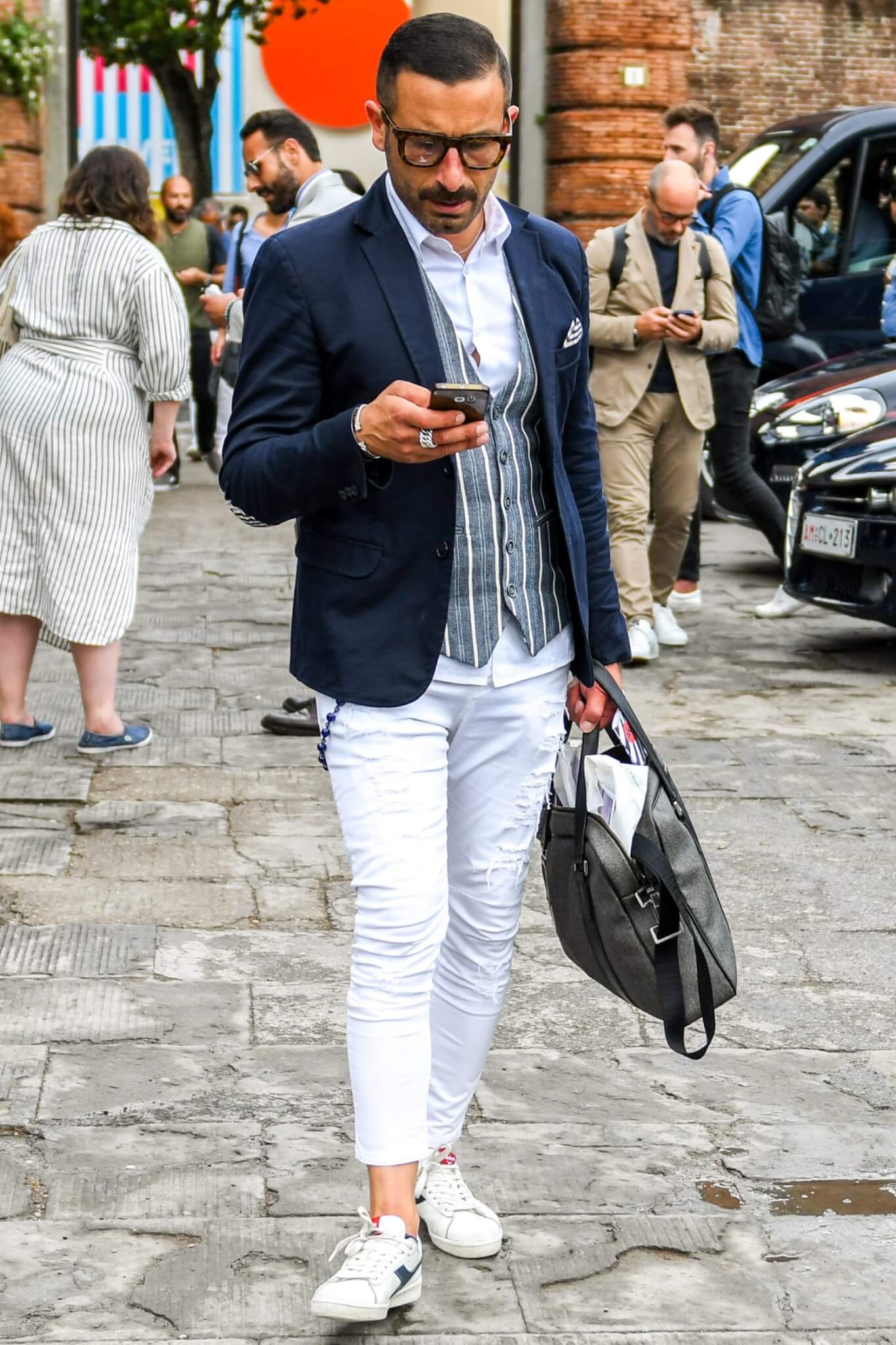 ダメージジーンズ コーデ メンズ特集 ラギッドなエッジをきかせた着こなし アイテム紹介 メンズファッションメディア Otokomae ページ 19 ページ 19