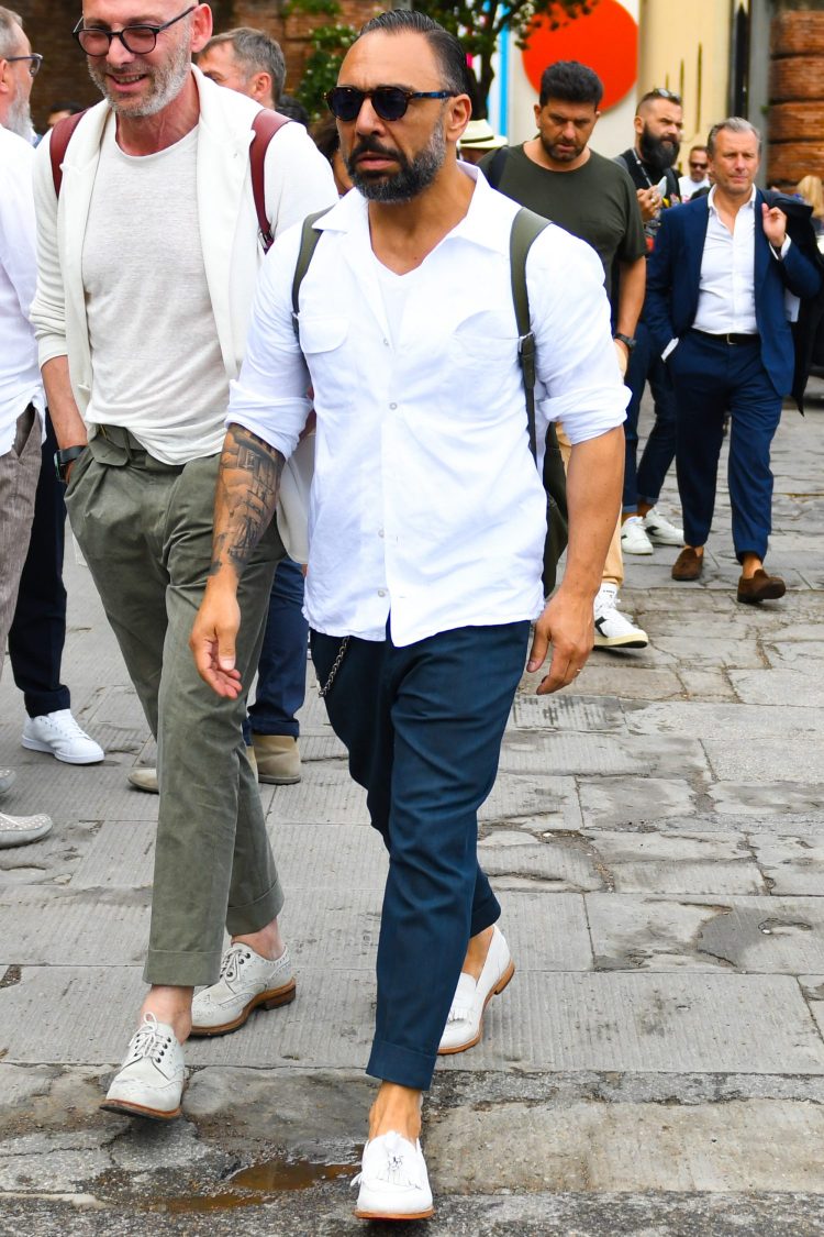 Coordinates with open-collared shirt with pockets on both chests to create a martial atmosphere