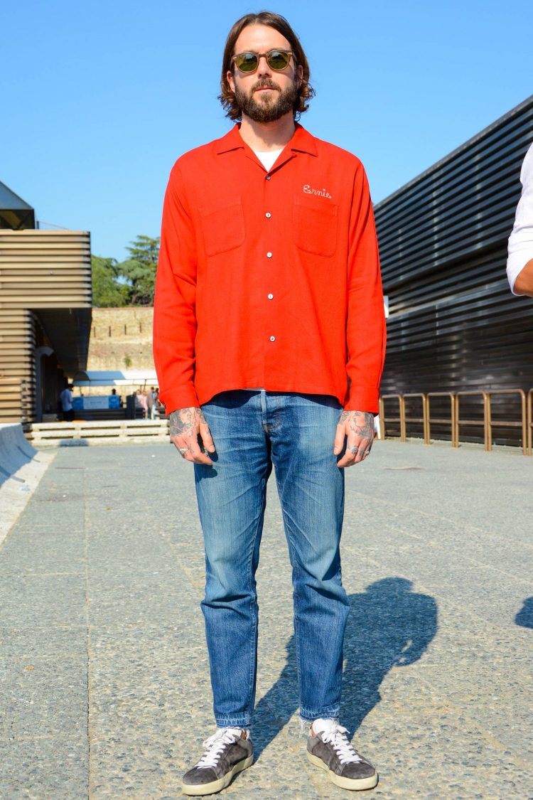 Even an open-collared shirt in a bright primary color gives a calm impression with its exquisite sizing.