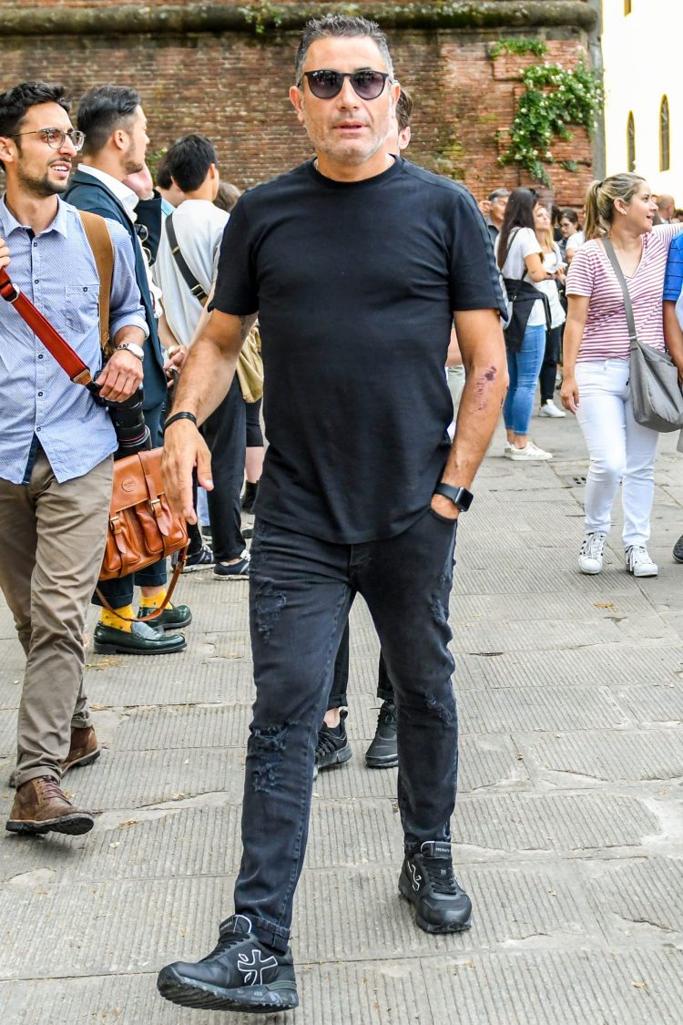 Black damaged jeans to add expression to an au-black coordinate