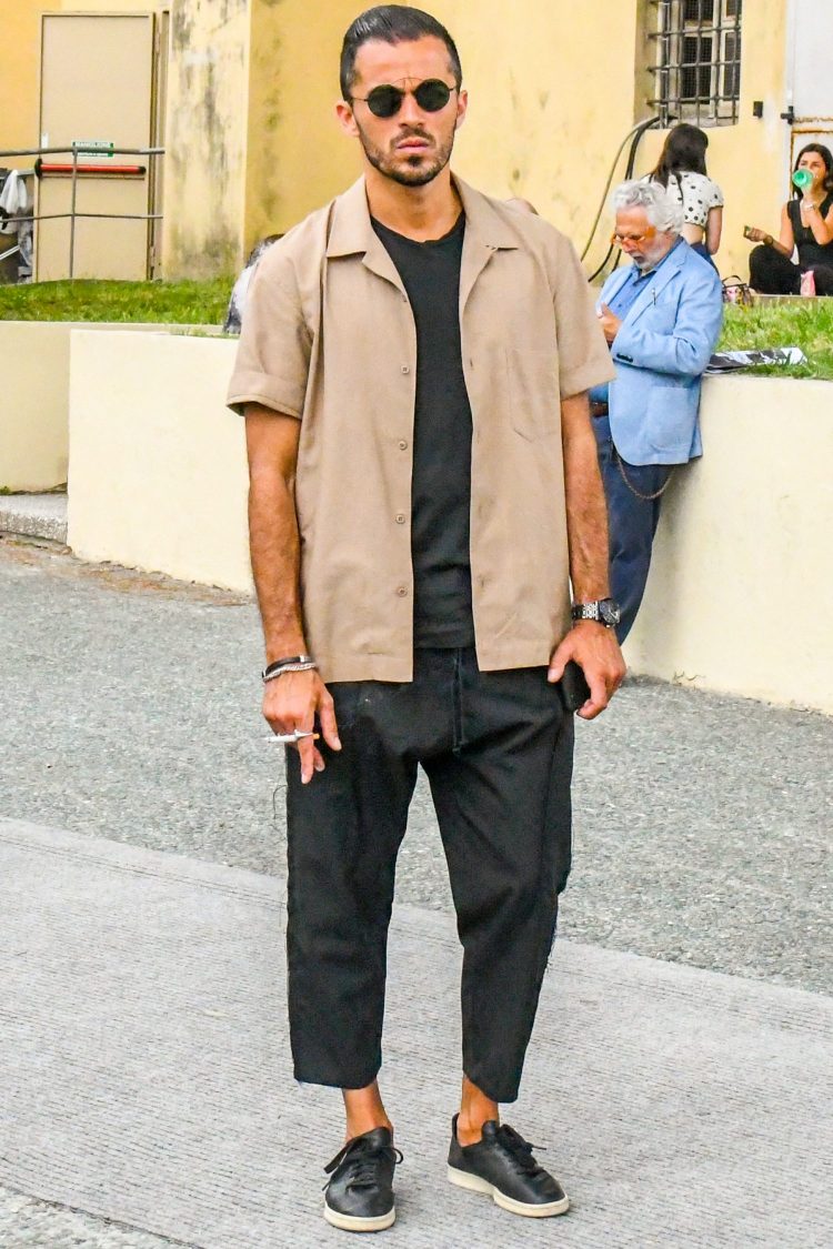 Khaki open-collared shirts create a highly sensitive look.