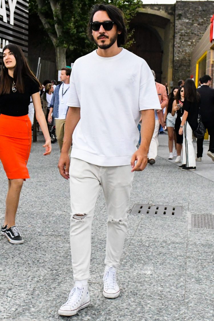 ユルいシルエットの白Tシャツに白スキニーシルエットのダメージジーンズを合わせてYラインコーデを表現！