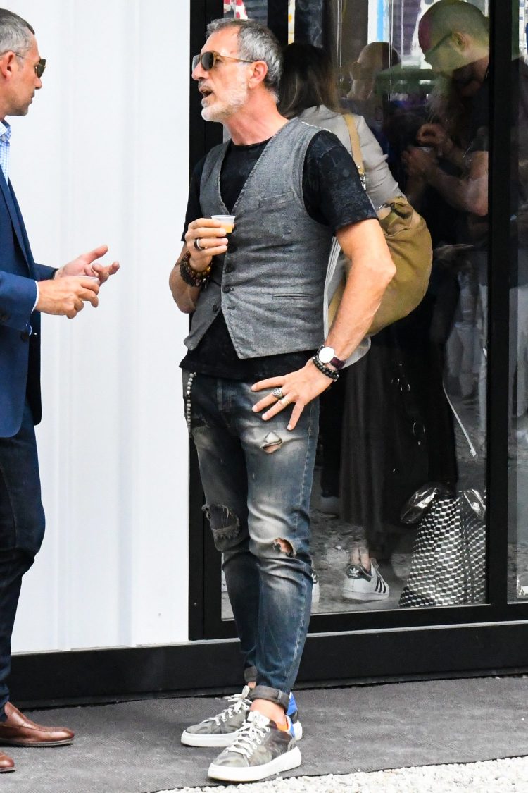 Damaged jeans coordinate with monotone shading that accentuates individuality