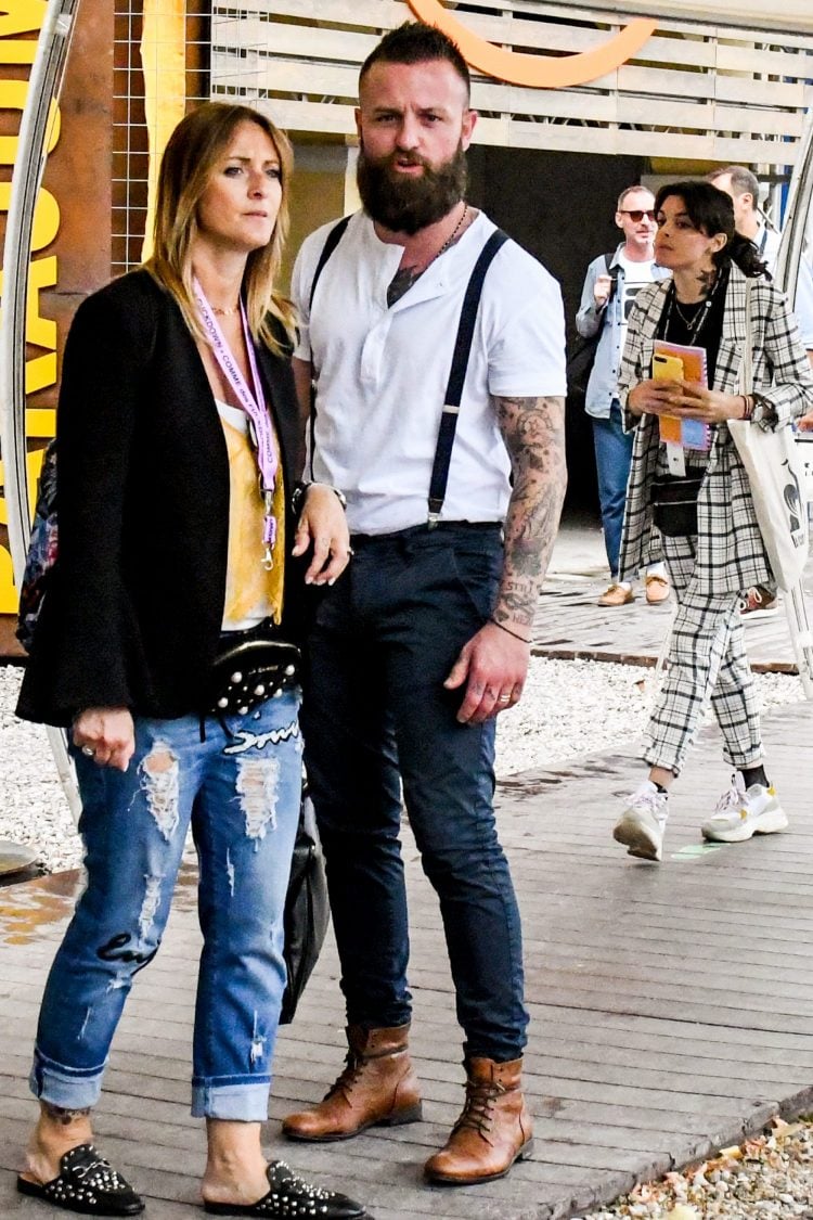Henry neck T-shirt with suspenders for a classy look