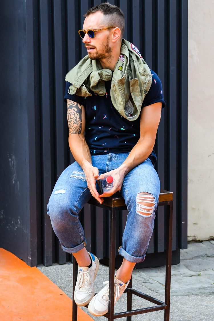 Keep the balance of the coordinate with damaged jeans that don't lose out against the patterned T-shirt design.