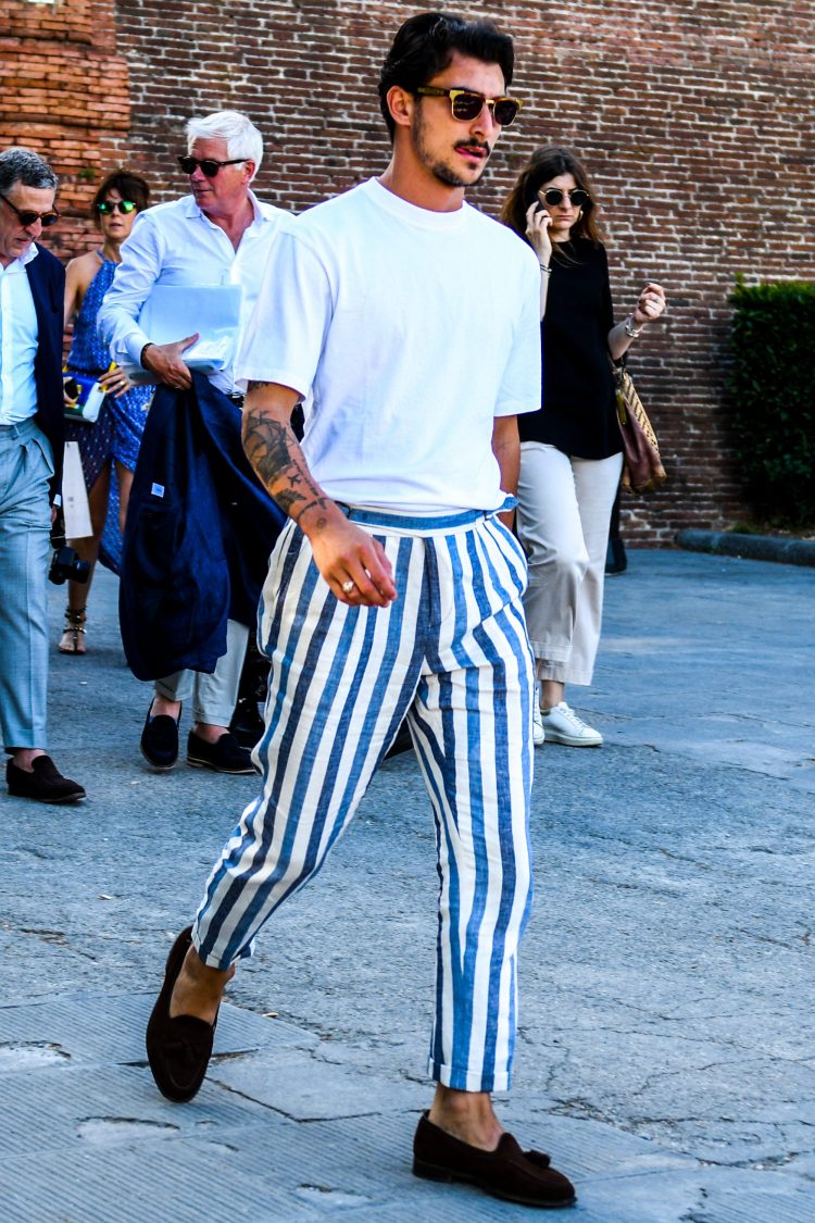 The cool and refreshing white and blue coordinate also adds a chic look with dark brown tassel loafers