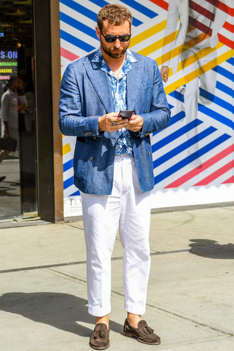 The tassel loafer is both elegant and casual, and goes well with a rough-faced jacket style!