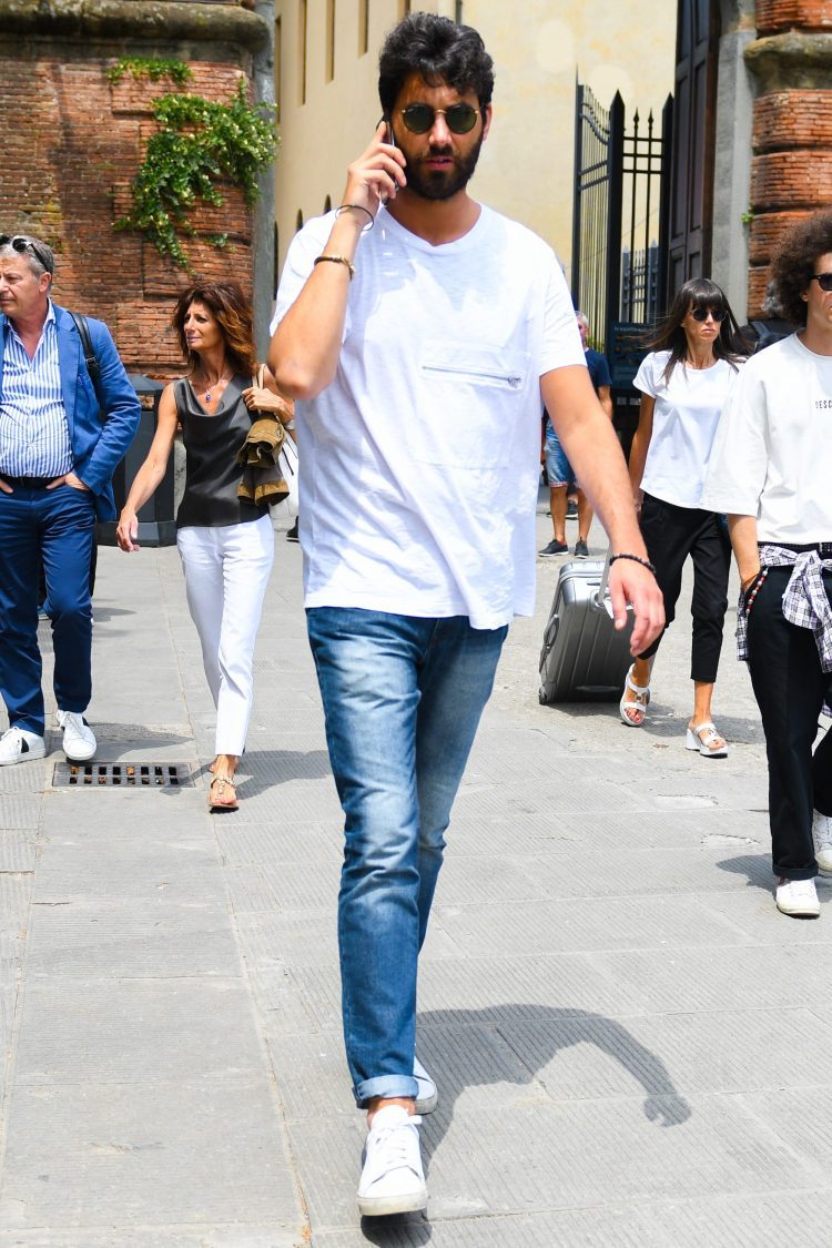 個性的なデザインのTシャツで男の鉄板、白Tシャツ×ジーンズコーデを他とは違った印象に仕上げる