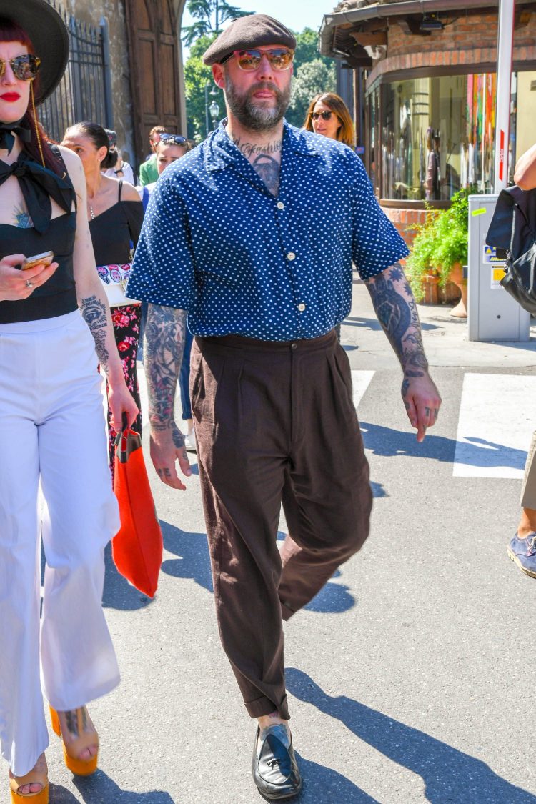Navy open collar shirt and brown slacks expressing azuro emarone